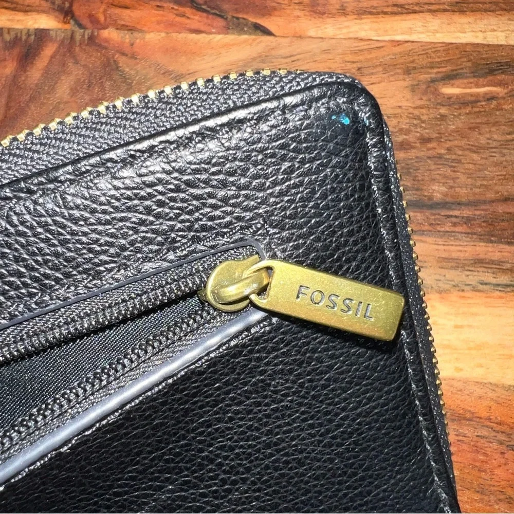 Fossil Black Pebbled Leather Zip Around Wristlet Wallet Gold Hardware